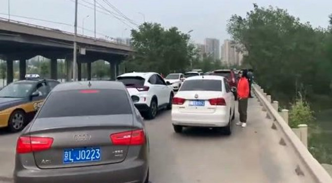 放水后的北京永定河森林公园，路都淹完了！