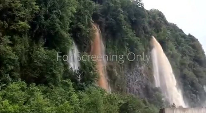 惊心动魄！山路旅行中突然发生泥石流……
