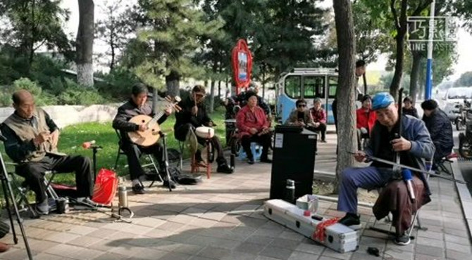 榆垡文化广场西侧河北梆子团体活动