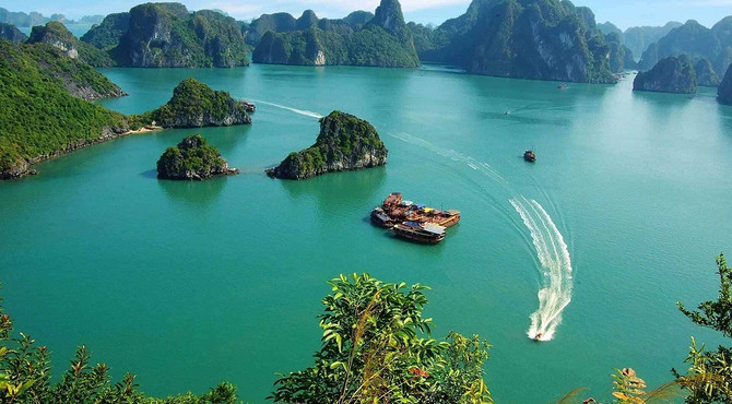 越南下龍灣,酷似中國桂林山水,被評為“世界新七大自然奇觀”!