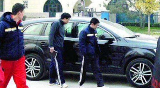 刘国梁开天价豪车进国家体育局，吓坏国足李金羽，陈忠和一脸羡慕