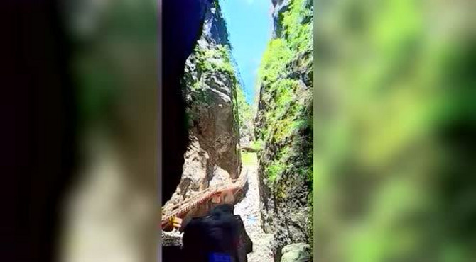 山峰峭立，苍翠如画，清晓烟霏，云蔽朝曦。