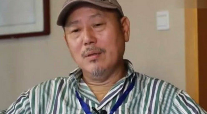 演员李成儒到底多有钱，古玩堪比故宫博物馆，四合院挨着故宫