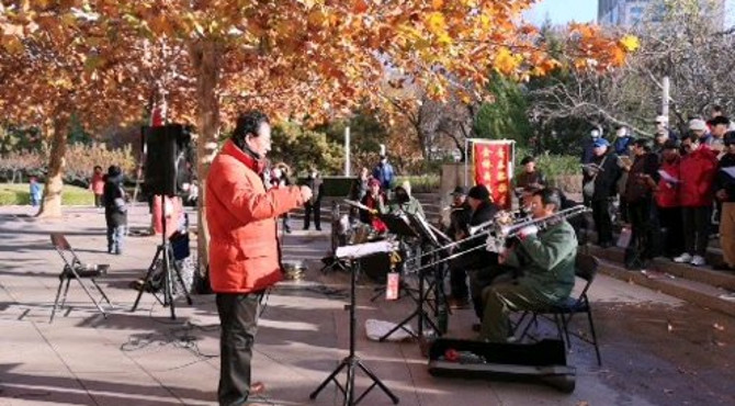 北京健康之声合唱团在马甸公园演唱歌曲《哈达》