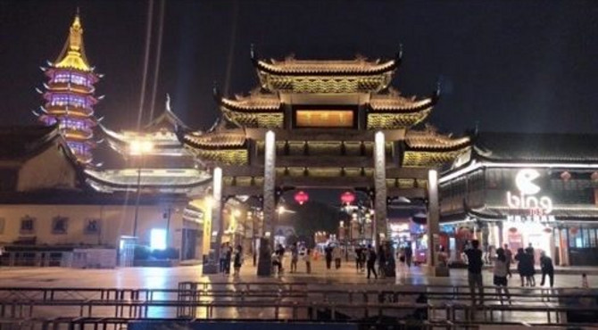 夜晚逛无锡市著名的古街“南长街”这里不仅美食多，景色也优美