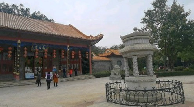 宝林寺下院观音堂，位于顺峰山公园内，宣扬百善孝为先