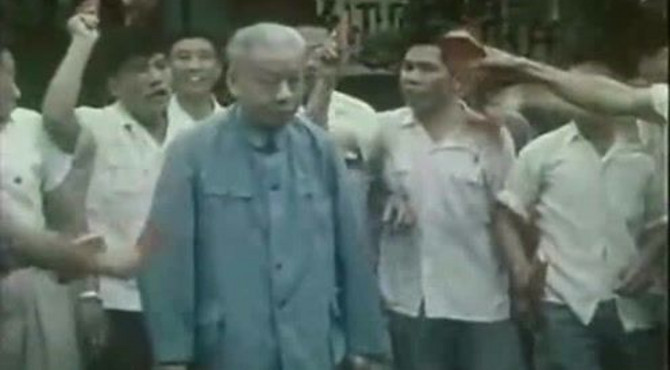 回顾当年刘少奇夫妇遭批斗现场，从此两人生离死别