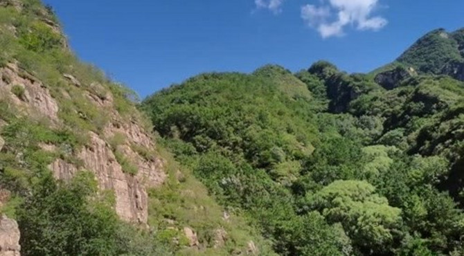 平谷玻璃台村一线天景区