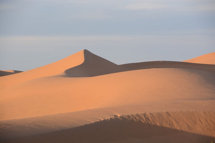 【腾格里沙漠 · 五湖连穿4日】2025版经典腾格里沙漠4天3晚+银川+通古淖尔苏木+小天鹅湖营地+乌兰湖+苏海图湖+太阳湖
