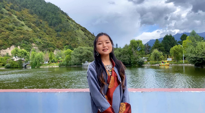 藏族美女讲西藏民族文化，公园里出*期视频，希望大家喜欢