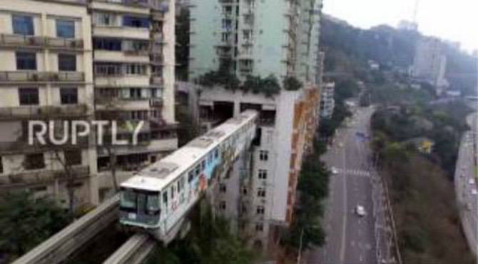 赛博朋克般的城市交通道，重庆单轨列车（城铁二号线）穿梭于高楼之间