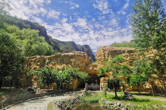 【京西·龙门涧1日】8公里峡谷休闲徒步+峡谷幽静蜿蜒+赏“北方喀斯特之花”