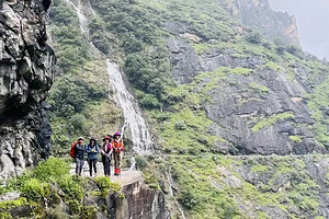 【行走云南·徒步虎跳峡2日】 丽江+虎跳峡+高路徒步+28道拐+茶马客栈+本地湾+龙洞瀑布+中虎跳峡+勇者梯，深度体验“世界十大徒步路线”。