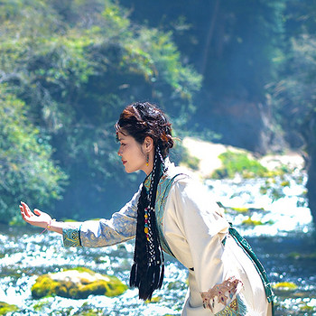 【遇见甘南 ·甘南旅拍8日】天水+麦积山石窟+官鹅沟+腊子口纪念碑+扎尕那仙女滩+郎木寺+格尔底寺+纳摩大峡谷+阿万仓湿地+郎木寺+娘玛寺+各莫寺+莲宝叶则+九曲黄河+花湖湿地+郭莽湿地+拉卜楞寺+刘家峡大桥+2-12人小包团&12人拼团