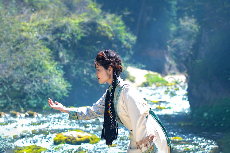 【遇见甘南 ·甘南旅拍8日】天水+麦积山石窟+官鹅沟+腊子口纪念碑+扎尕那仙女滩+郎木寺+格尔底寺+纳摩大峡谷+阿万仓湿地+郎木寺+娘玛寺+各莫寺+莲宝叶则+九曲黄河+花湖湿地+郭莽湿地+拉卜楞寺+刘家峡大桥+2-12人小包团&12人拼团