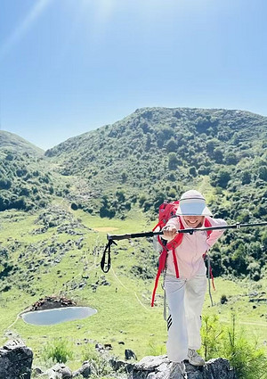 亮亮：山川不言，自成风景；我在山顶与风对话。