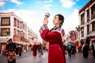 【西藏过大年7日】拉萨+布达拉宫+加措拉山口+珠峰+西藏博物馆+萨咖寺+扎什伦布寺+羊湖+藏式旅拍+藏式年夜饭+轻奢纯玩7天6晚