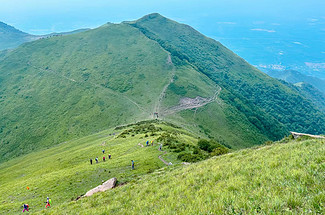 【北京一周一山·白谷查山】中级丨13公里丨去不了阿勒泰就来“天马草原”白谷查山+徒步治愈系山脊草甸+行走在云海仙境~
