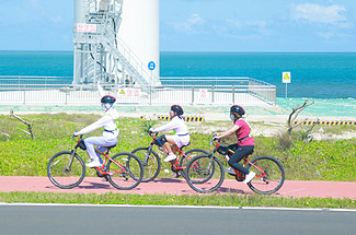 【海南东线亲子骑行6日】70公里亲子骑行+海岸线+东郊椰林路+环岛旅游公路+国际环岛赛热带雨林赛段+万宁冲浪+火箭发射塔参观+野趣赶海+采摘椰子+探秘山钦湾燕子洞+5晚轻奢五钻酒店