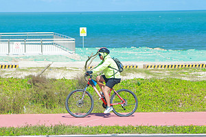 【遇见海南·东线休闲骑行5日】海南4+2骑行80公里+万亩椰林公路+热带风情乡间小路+环岛旅游海边公路+环岛赛雨林赛段+火山岩海滩游海边山钦湾+万宁冲浪+侨民家访+采摘椰子+户外骑行纯玩+2人起发