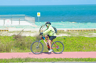 【遇见海南·东线休闲骑行5日】海南4+2骑行80公里+万亩椰林公路+热带风情乡间小路+环岛旅游海边公路+环岛赛雨林赛段+火山岩海滩游海边山钦湾+万宁冲浪+侨民家访+采摘椰子+户外骑行纯玩+2人起发