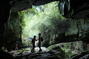 【地道恩施·徒步秘境4日】28KM轻徒步+绝壁朝东岩+百年古桥+秘境溶洞穿越土家摔碗酒+篝火晚会·摆手舞+峡谷烟花秀+4-16人精品团 +梯玛古道 4日之旅