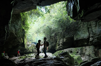 【地道恩施·徒步秘境4日】28KM轻徒步+绝壁朝东岩+百年古桥+秘境溶洞穿越土家摔碗酒+篝火晚会·摆手舞+峡谷烟花秀+4-16人精品团 +梯玛古道 4日之旅