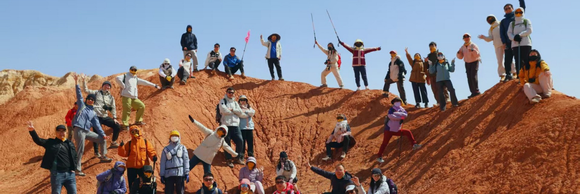 【行走内蒙·火山戈壁徒步3日】10KM乌兰哈达火山草原徒步+12KM大红山丹霞戈壁徒步+二连浩特中蒙国门+草原阿那亚涝利海8KM环湖徒步+38人舒适团