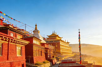 【甘南色达·大环线11日】天水+麦积山石窟+官鹅沟+江迭公路+扎尕那仙女滩+郎木寺+纳摩大峡谷+娘玛寺+莲宝叶则+扎尕尔措湖+色达喇荣五明佛学院-+九曲黄河日落+若尔盖大草原+花湖湿地+拉卜楞寺+2-8人小包团