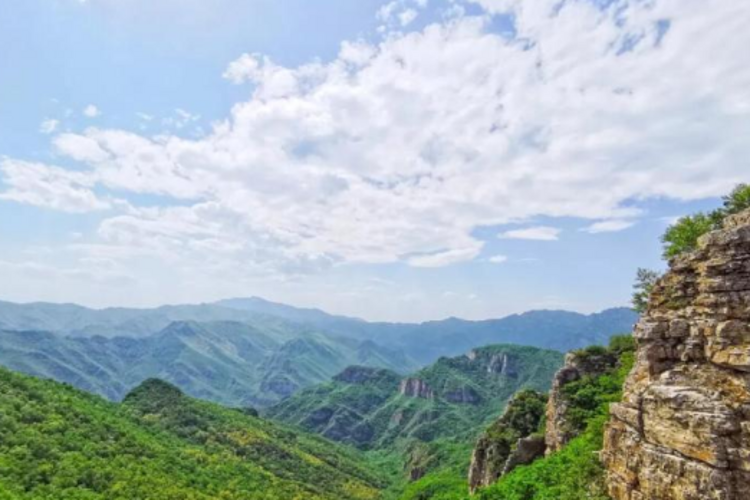 【北京一周一山·黄草梁】京西古道上的高山驿站：黄草梁徒步穿越‌丨高山草甸金辉染，古道长城岁月痕~