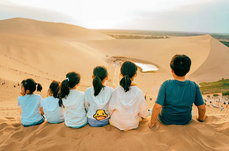 【 西北亲子奇遇记7日】青海湖骑行+草原骑马射箭+茶卡采盐+七彩丹霞+地质课程+鸣沙山+嘉峪关+敦煌课堂篆刻艺术+莫高学堂古法泥坯画+5晚五钻酒店+特邀讲师-28人品质亲子团