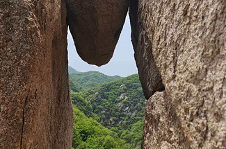 【北京一周一山·碓臼石一线天】早鸟优惠来袭丨打卡三十余处一线天群‌丨穿越亿年地质裂缝，挑战狭窄裂缝，体验光影魔术‌~