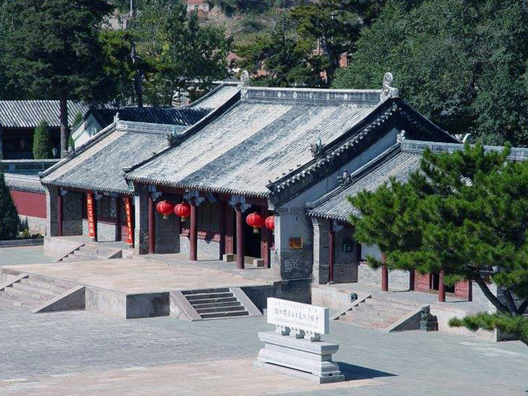 喀喇沁亲王府是清朝恭亲王的府邸,历史上有十二代喀喇沁旗蒙古王爷在