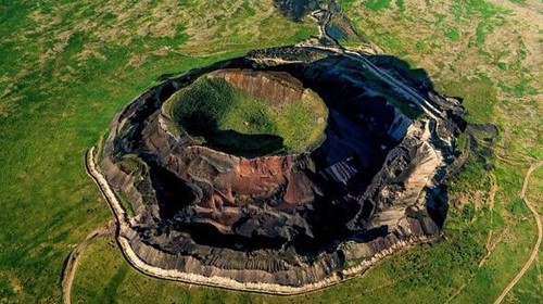 【辉腾锡勒·火山草原2日】8人小团丨乌兰察布+乌兰哈达火山草原+辉腾锡勒黄花沟+住草原蒙古包+赠送宇航服拍照+民族表演+篝火晚会