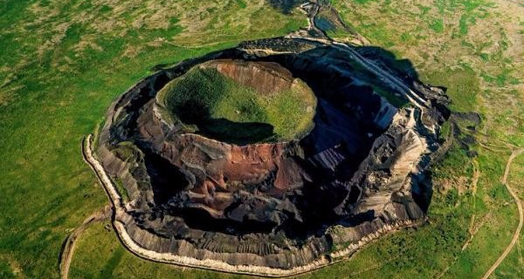【辉腾锡勒·火山草原2日】8人小团丨乌兰察布+乌兰哈达火山草原+辉腾锡勒黄花沟+住草原蒙古包+赠送宇航服拍照+民族表演+篝火晚会