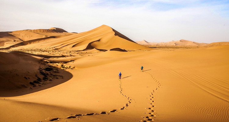 【初见内蒙·畅游沙漠3日】库布齐07沙漠公路+越野车深度穿越+畅玩响沙湾+光伏森林+特色骆驼宴+美岱召+内蒙古博物院+38人舒适团