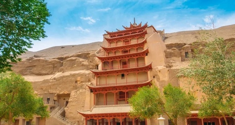 【西北·西北奇遇记8日】西宁+门源油菜花+祁连山草原+张掖七彩丹霞+嘉峪关+茶卡盐湖+黑马河+鸣沙山月牙泉+大柴旦翡翠湖+莫高窟+数字电影+莫高学堂+敦煌主题讲座+古法泥坯画+古法采盐+青海湖骑行+藏民家访+祁连星空木屋+28人品质亲子团