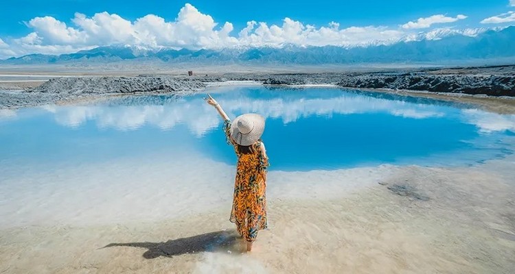 【西北·西北奇遇记8日】西宁+门源油菜花+祁连山草原+张掖七彩丹霞+嘉峪关+茶卡盐湖+黑马河+鸣沙山月牙泉+大柴旦翡翠湖+莫高窟+数字电影+莫高学堂+敦煌主题讲座+古法泥坯画+古法采盐+青海湖骑行+藏民家访+祁连星空木屋+28人品质亲子团