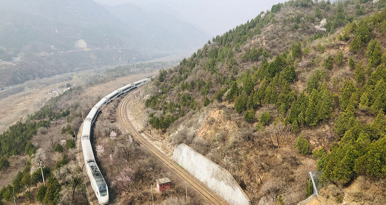 【北京一周一山·花海列车】休闲丨7公里丨开往春天的列车S2线+居庸关长城+花海栈道+民国青龙桥车站+踏青赏花