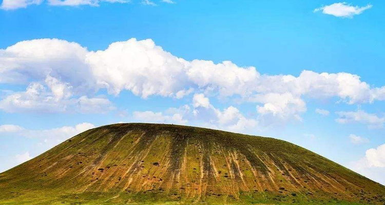 【初遇内蒙 ·探秘火山3日】乌兰哈达火山草原+谷力脑包火山+辉腾锡勒草原+黄花沟+岱海游船+住特色蒙古包+享蒙古民俗风情