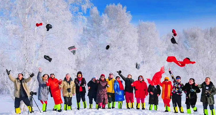 【遇见乌兰布统冬·冰雪徒步5日】北京+塞罕坝+游牧部落牧民家访+祭火大典+暖水河+魔界日出+透风沟+南井+塞北雪乡+白家窝铺+鹰窝沟+林海雪原轻徒步+滦河第一湖+云佛山滑雪+28人品质团