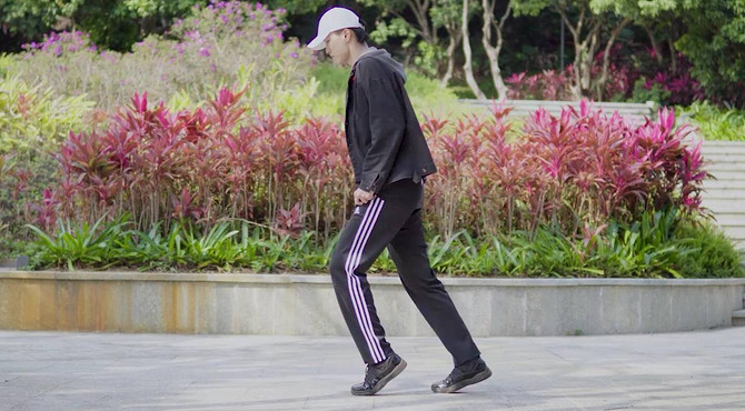 迈克尔杰克逊的后滑步教学,一学就会【机器人思力】