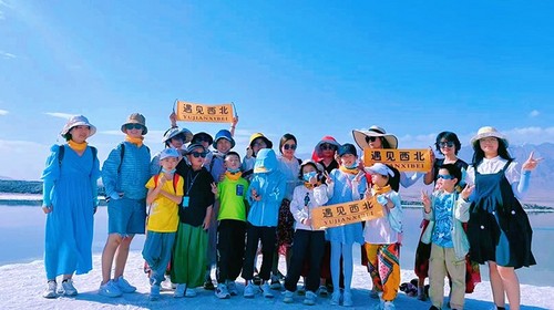 【西北·西北奇遇记8日】西宁+门源油菜花+祁连山草原+张掖七彩丹霞+嘉峪关+茶卡盐湖+黑马河+鸣沙山月牙泉+大柴旦翡翠湖+莫高窟+数字电影+莫高学堂+敦煌主题讲座+古法泥坯画+古法采盐+青海湖骑行+藏民家访+祁连星空木屋+28人品质亲子团