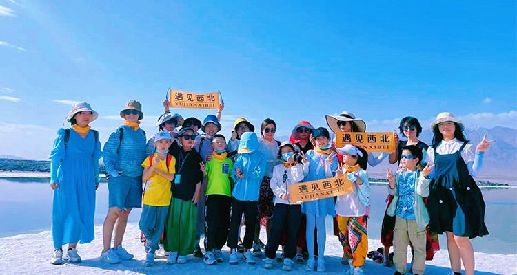 【西北·西北奇遇记8日】西宁+门源油菜花+祁连山草原+张掖七彩丹霞+嘉峪关+茶卡盐湖+黑马河+鸣沙山月牙泉+大柴旦翡翠湖+莫高窟+数字电影+莫高学堂+敦煌主题讲座+古法泥坯画+古法采盐+青海湖骑行+藏民家访+祁连星空木屋+28人品质亲子团