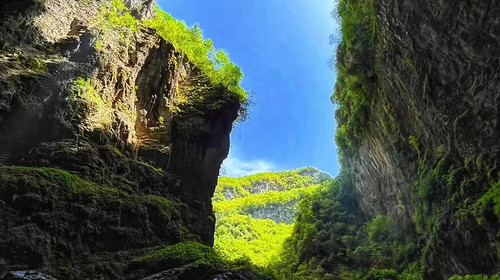 【地道陕南·镇巴天坑3日】 西安+雷家寨洞穴遗址-苗族文化陈列馆-青水苗寨+天悬天坑-黎溪坪古村-凌冰洞+巴山玉溶洞+退改无忧+28人小队