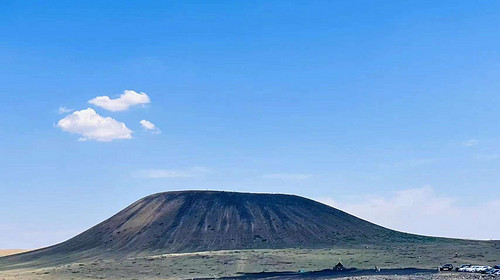 【辉腾锡勒·火山草原2日】8人小团丨乌兰察布+乌兰哈达火山草原+辉腾锡勒黄花沟+住草原蒙古包+赠送宇航服拍照+民族表演+篝火晚会