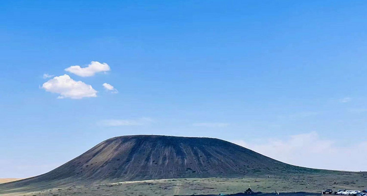 【辉腾锡勒·火山草原2日】8人小团丨乌兰察布+乌兰哈达火山草原+辉腾锡勒黄花沟+住草原蒙古包+赠送宇航服拍照+民族表演+篝火晚会