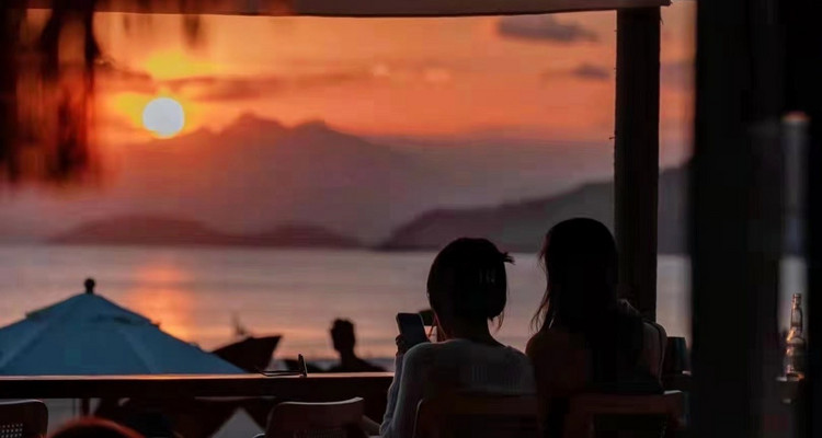 【遇见万宁 · 小众轻奢5日】火山岩海蚀洞+神州半岛灯塔+桥海牧场+石梅湾+日月湾教堂+日月湾滨海公路+罗布斯塔灵韵+分界洲岛网红餐厅+轻奢5日+私家一单一团