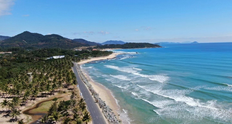 【遇见万宁 · 小众轻奢5日】火山岩海蚀洞+神州半岛灯塔+桥海牧场+石梅湾+日月湾教堂+日月湾滨海公路+罗布斯塔灵韵+分界洲岛网红餐厅+轻奢5日+私家一单一团