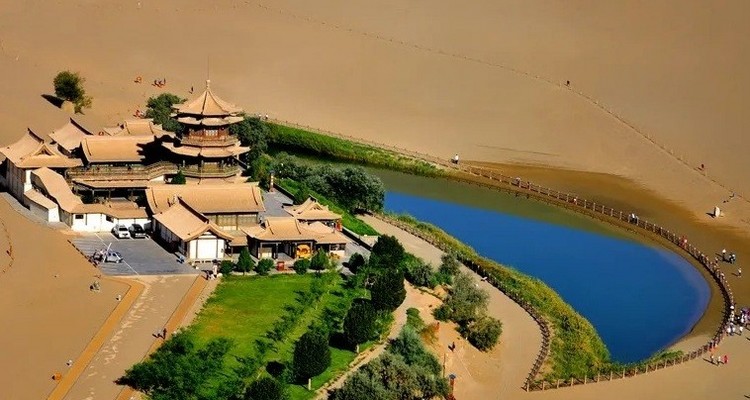 【额济纳·西北大环线8日】额济纳胡杨林+青海湖+茶卡盐湖+东台吉乃尔湖+水上雅丹+315U型公路+翡翠湖+鸣沙山月牙泉+敦煌莫高窟+张掖七彩丹霞+户外纯玩团
